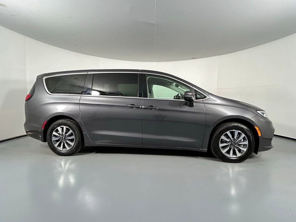 Used 2023 Chrysler Pacifica Touring-L image 8