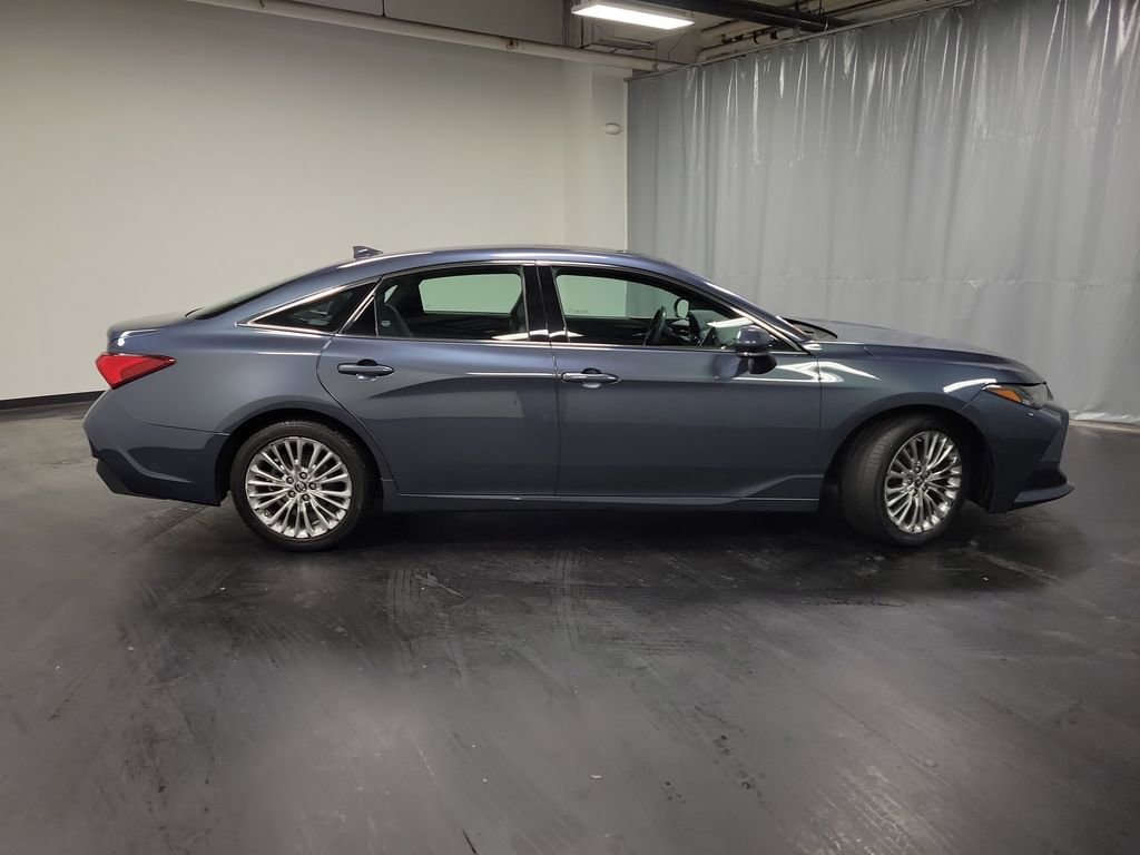 Used 2019 Toyota Avalon Limited image 9