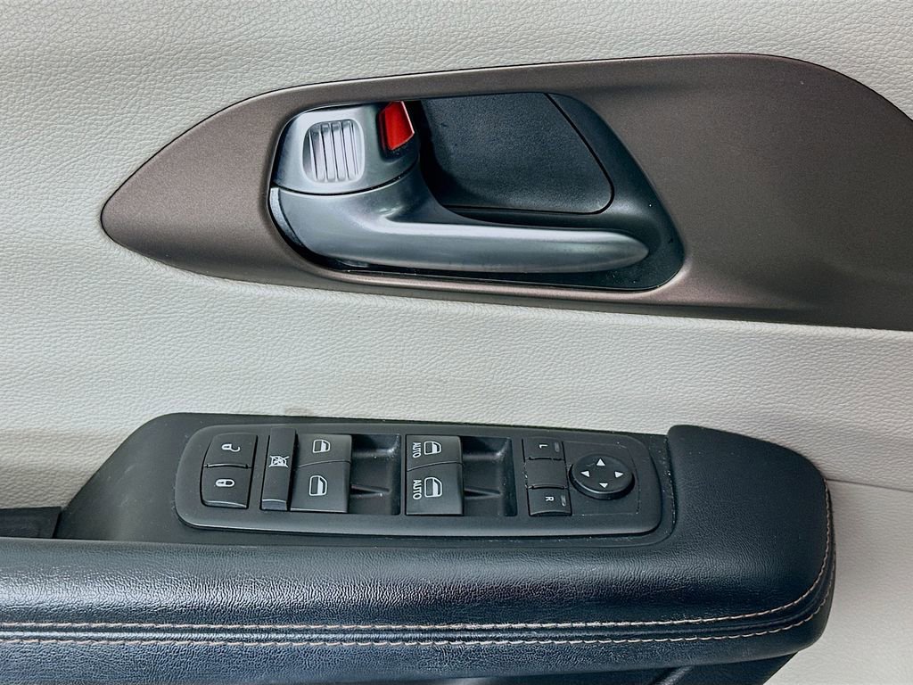Used 2019 Chrysler Pacifica Touring-L image 17