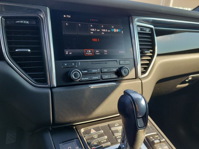 Certified 2017 Porsche Macan AWD/4WD image 34