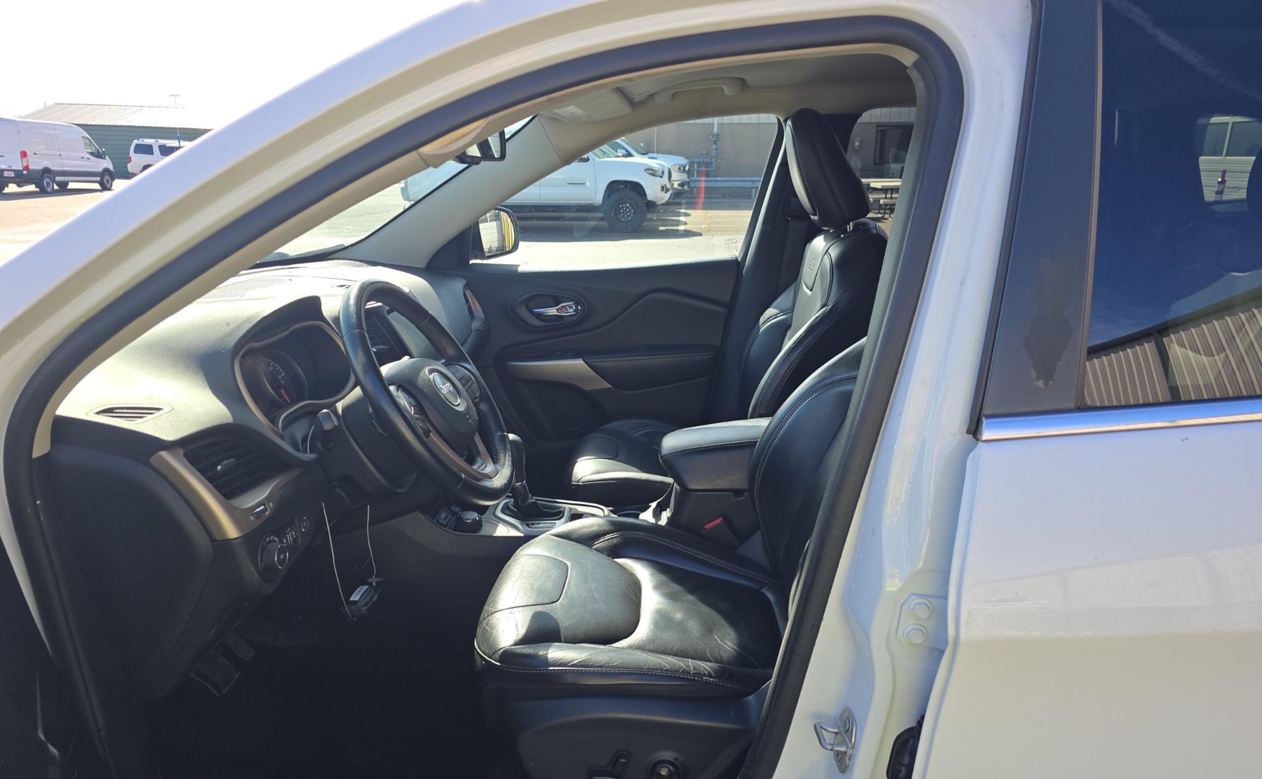 Used 2018 Jeep Cherokee Limited AWD/4WD image 6
