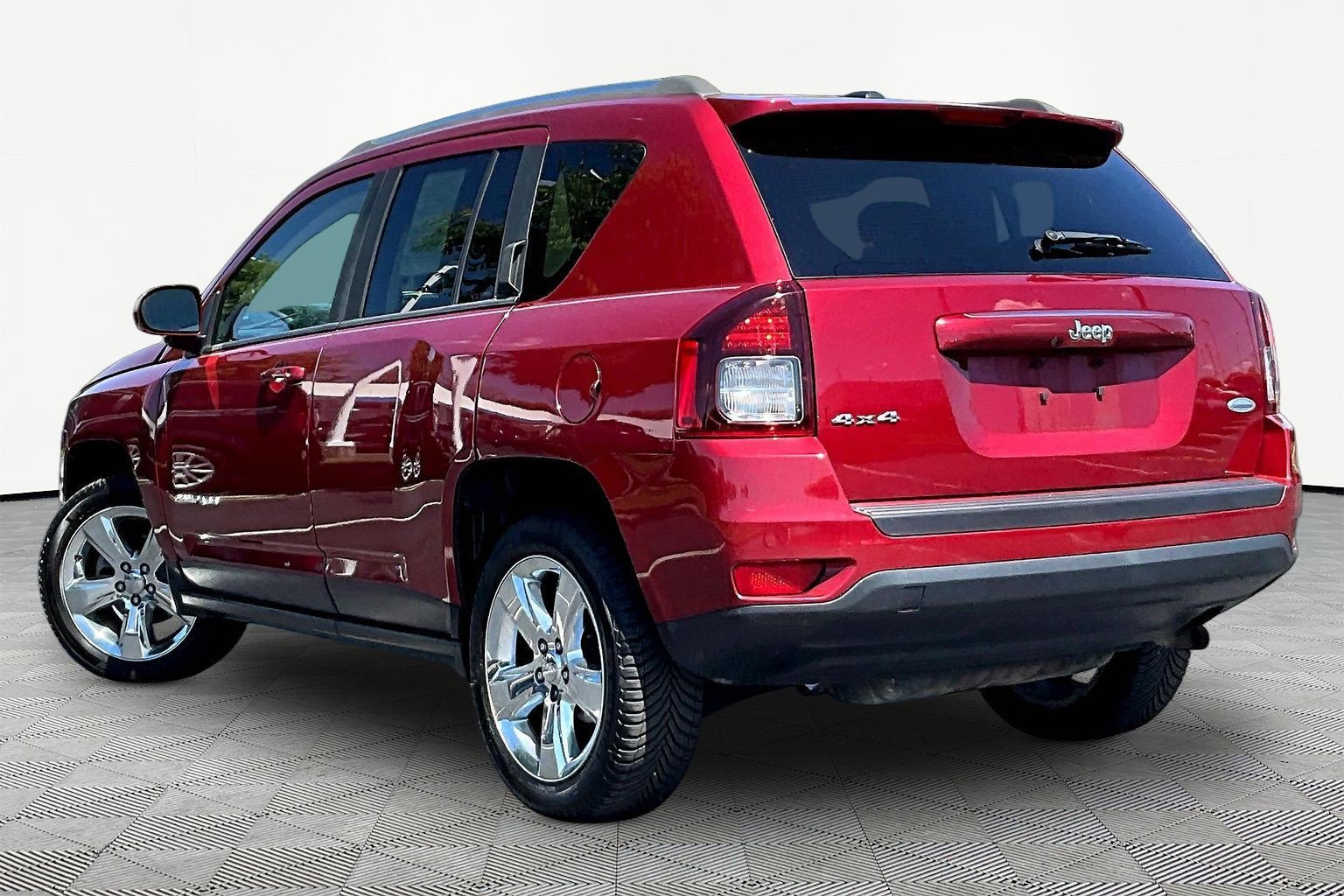 Used 2014 Jeep Compass Latitude w/ Sun/Sound Group AWD/4WD image 4