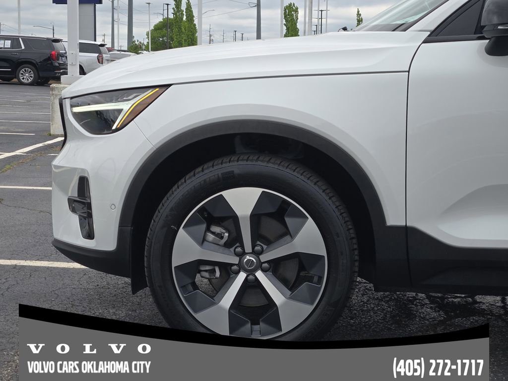 Certified 2025 Volvo XC40 B5 Plus AWD/4WD image 6
