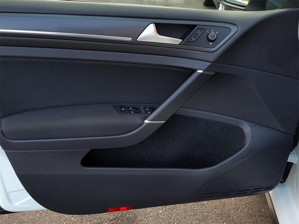 Used 2018 Volkswagen Golf 4-Door image 10
