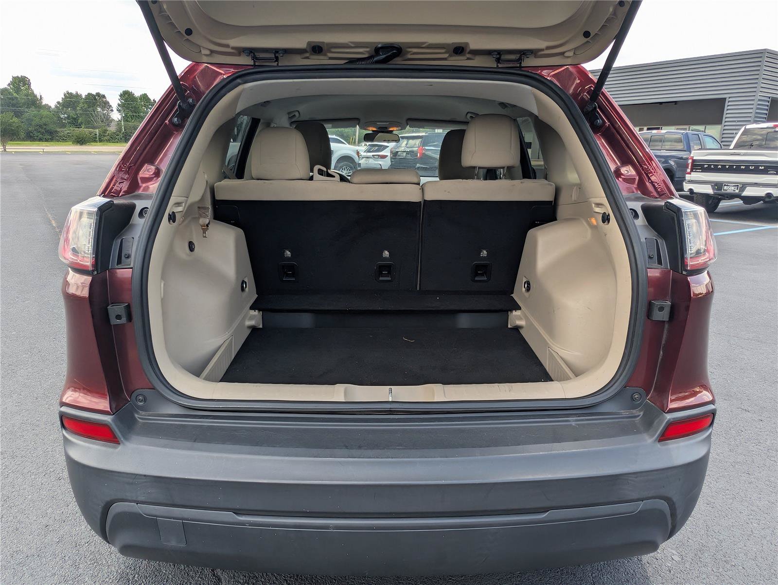 Used 2019 Jeep Cherokee Latitude w/ Popular Appearance Group FWD image 32