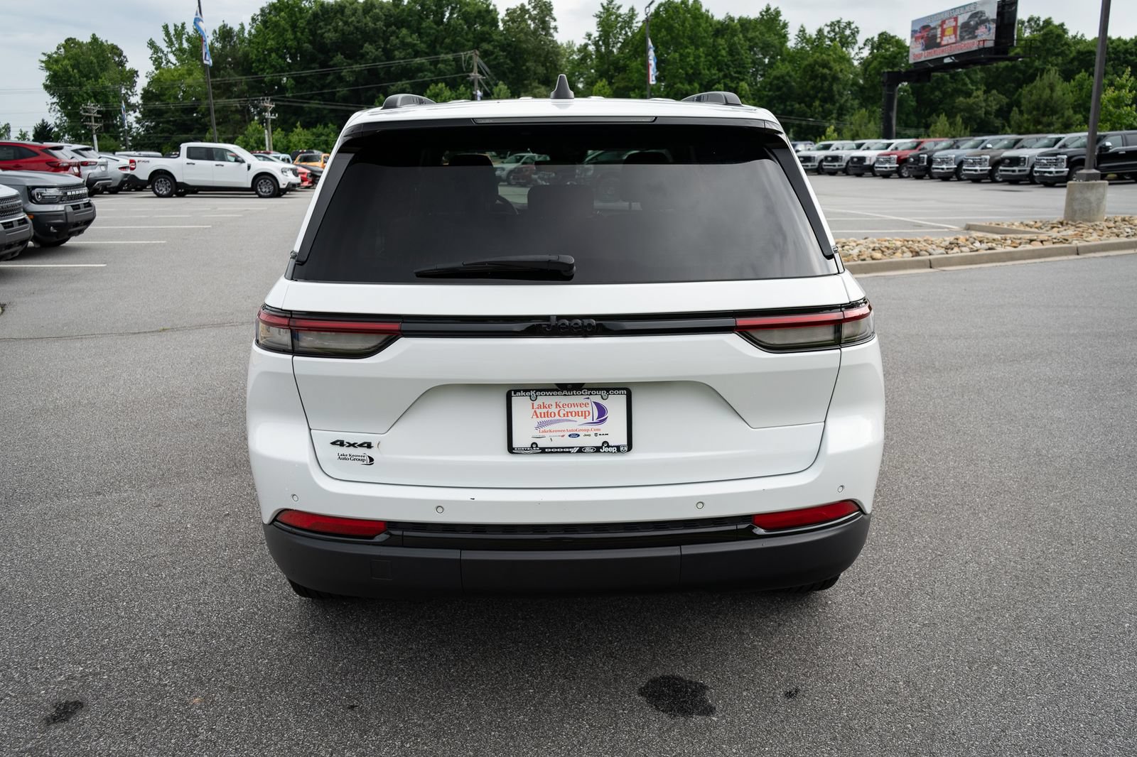 Used 2025 Jeep Grand Cherokee Altitude AWD/4WD image 8