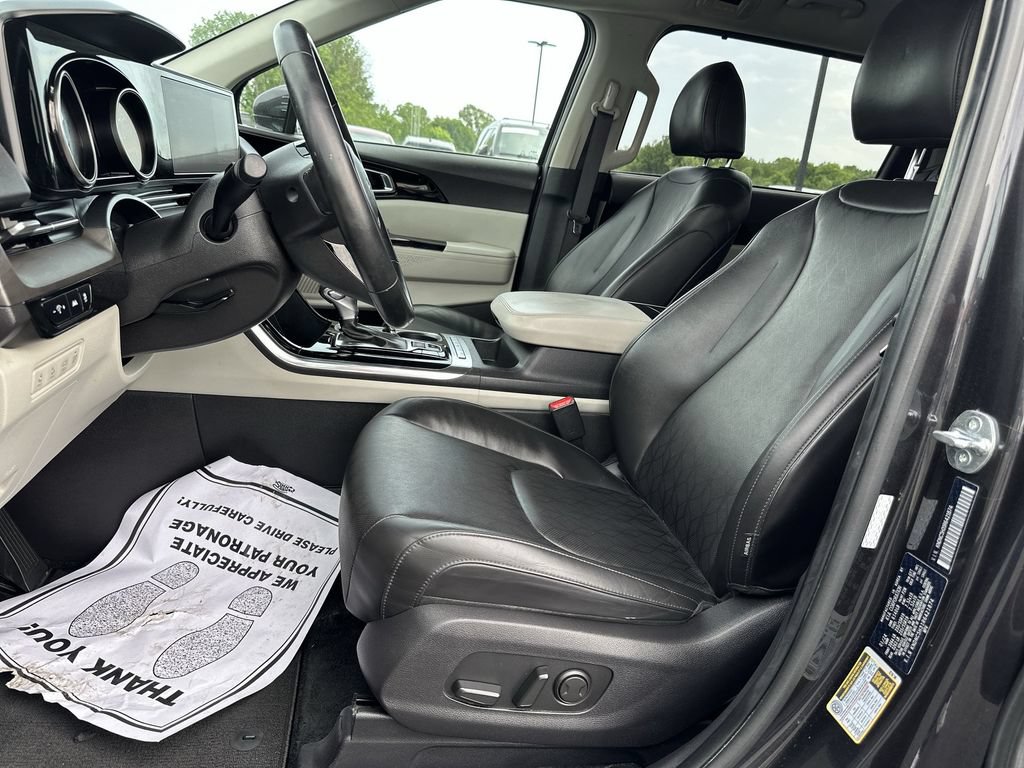 Used 2024 Kia Carnival EX FWD image 17