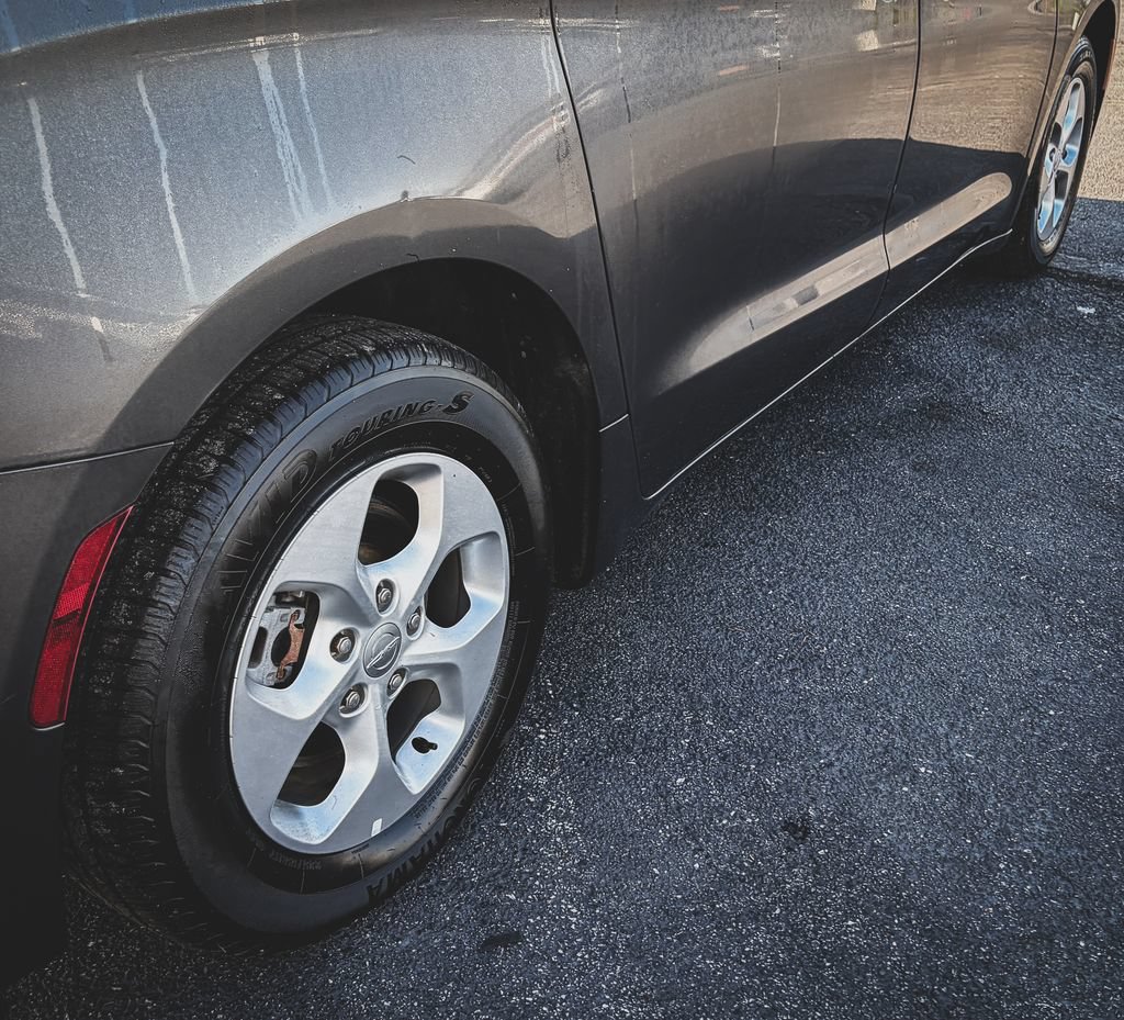 Used 2017 Chrysler Pacifica Touring Plus FWD image 34