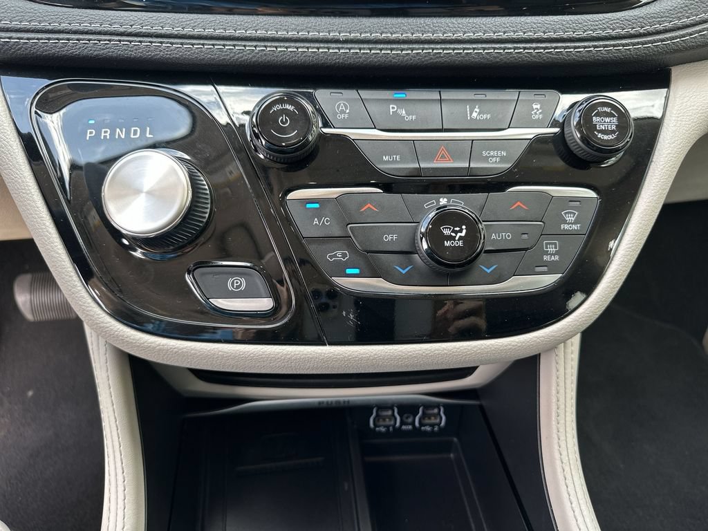 Used 2023 Chrysler Pacifica Limited FWD image 35