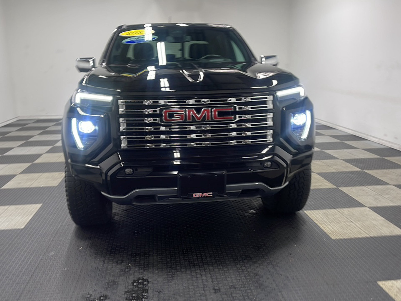 Used 2023 GMC Canyon Denali w/ Denali Black Edition AWD/4WD image 25