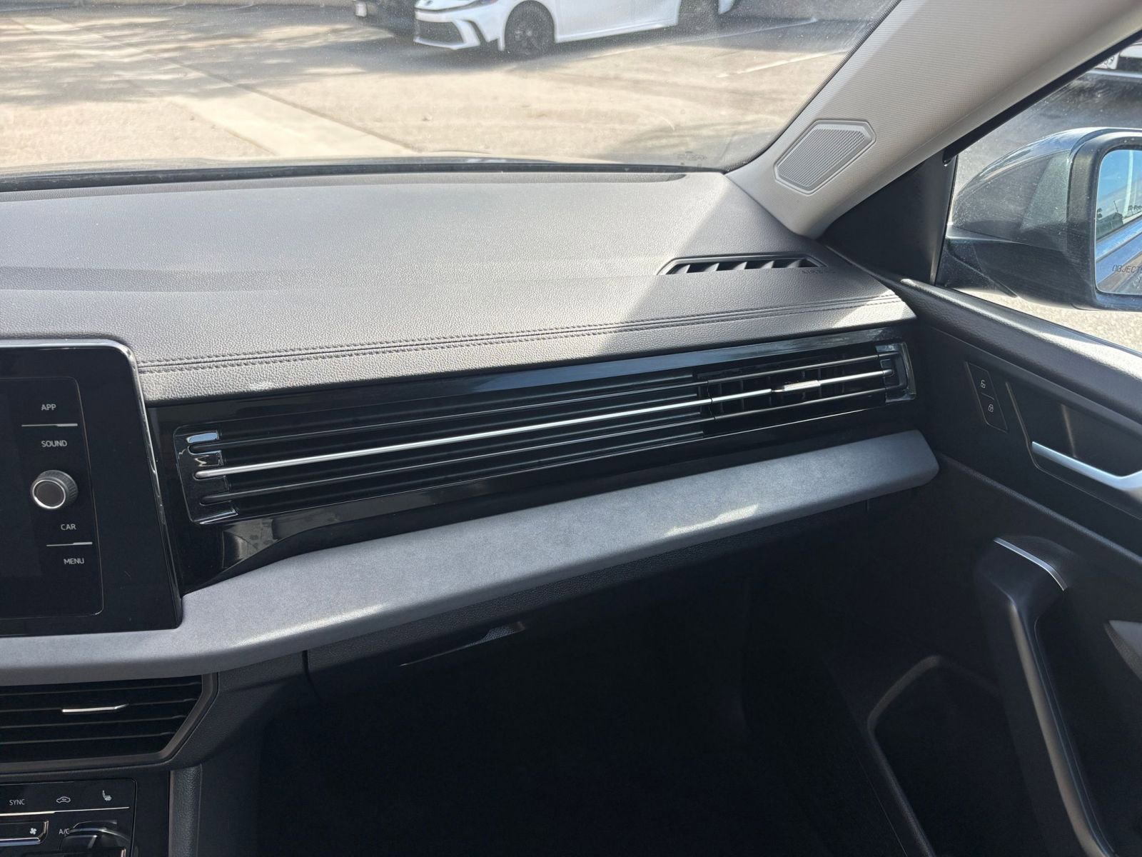 Used 2025 Volkswagen Jetta SE image 35