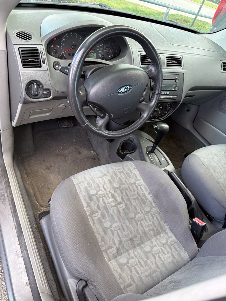 Used 2005 Ford Focus ZXW Wagon FWD image 3