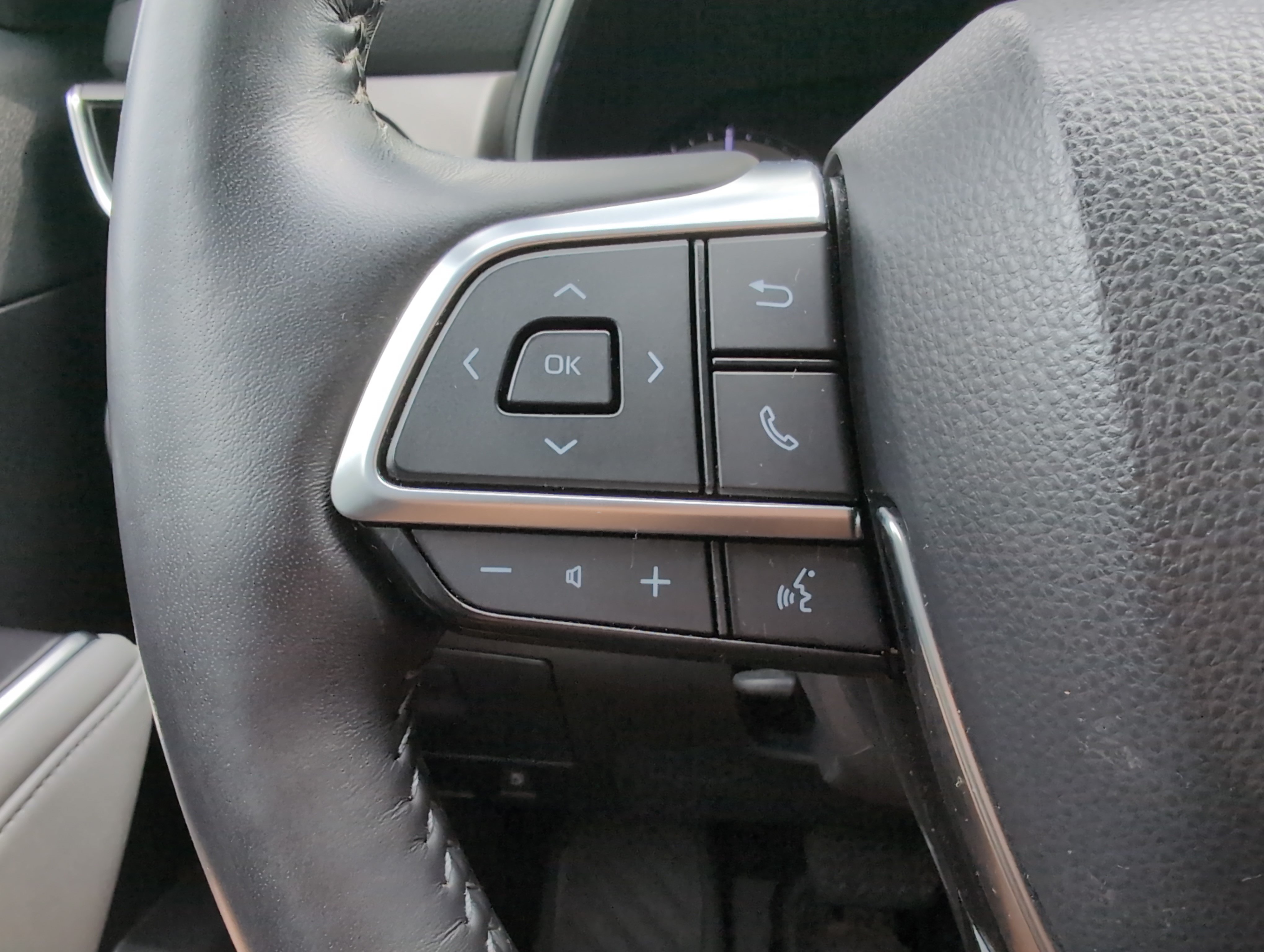 Used 2020 Toyota Highlander Limited FWD image 19