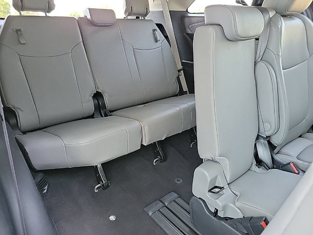 Used 2025 Toyota Sienna XLE FWD image 16