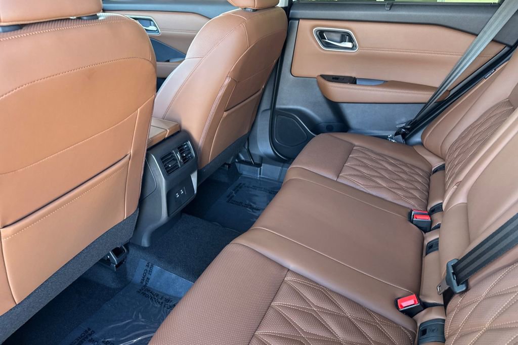 New 2026 Nissan Rogue Platinum image 9