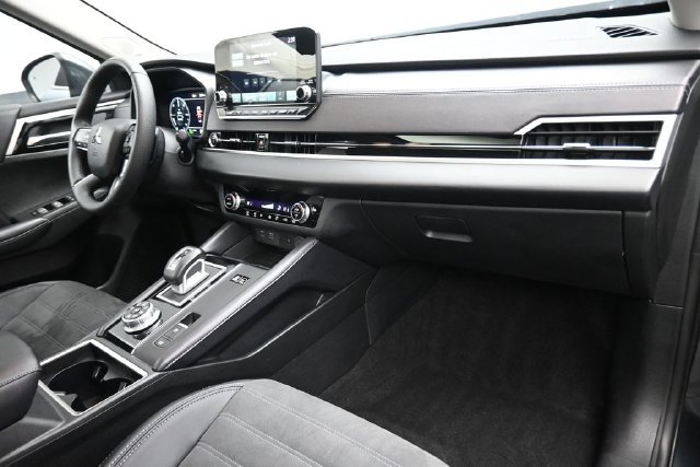 Used 2025 Mitsubishi Outlander SE AWD/4WD image 29