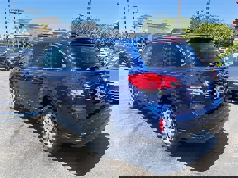 Used 2010 Subaru Outback 2.5i Premium image 4