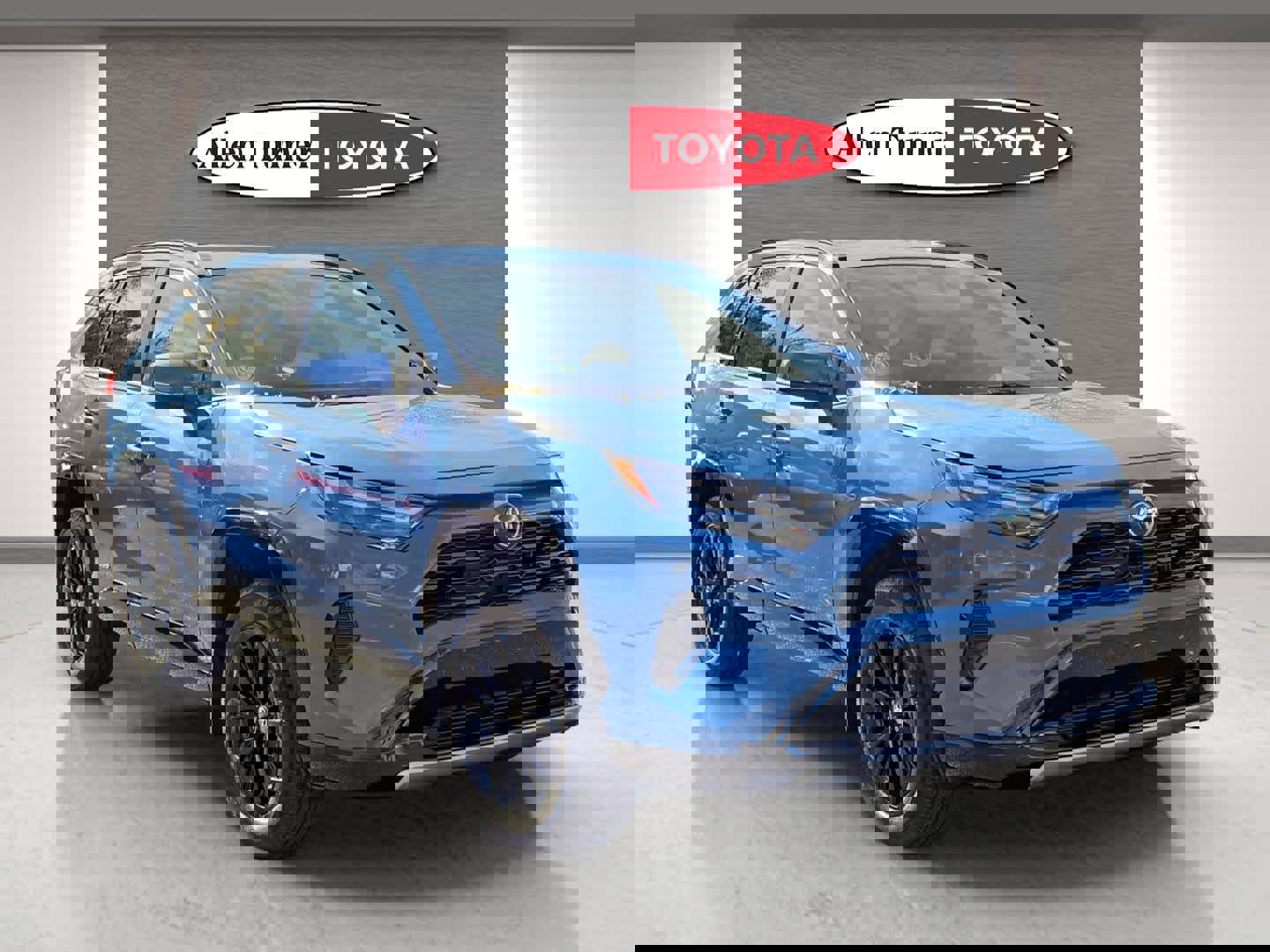 Used 2025 Toyota RAV4 SE image 1