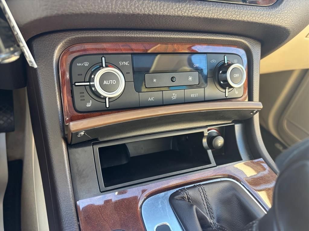 Used 2014 Volkswagen Touareg Sport image 18