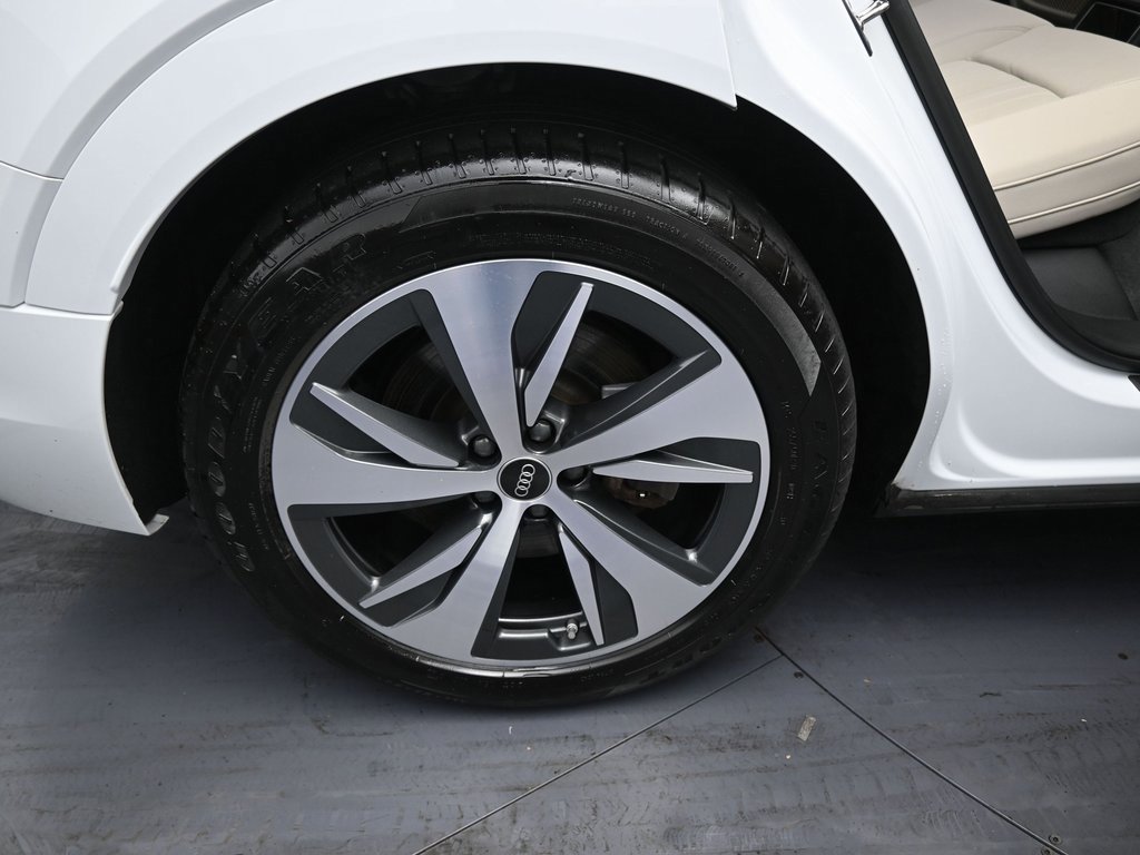 Used 2024 Audi Q8 e-tron Premium image 38