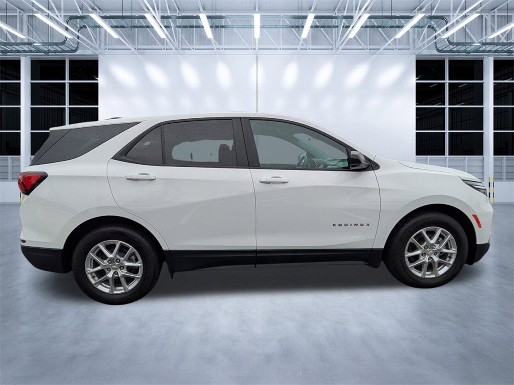 Used 2023 Chevrolet Equinox LS w/ LS Convenience Package image 3