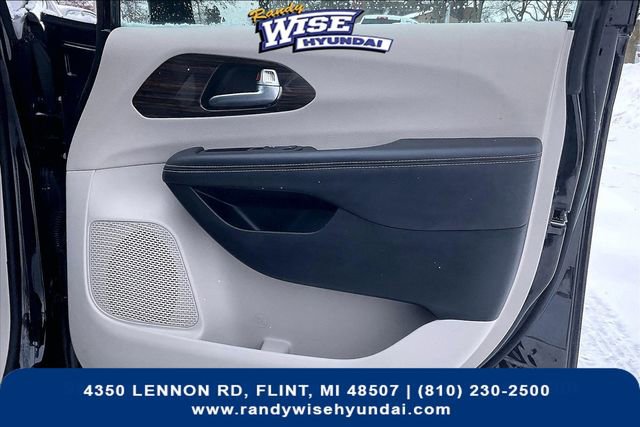 Used 2024 Chrysler Pacifica Limited image 24