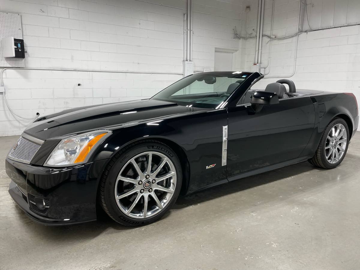 Used 2009 Cadillac XLR V RWD image 16
