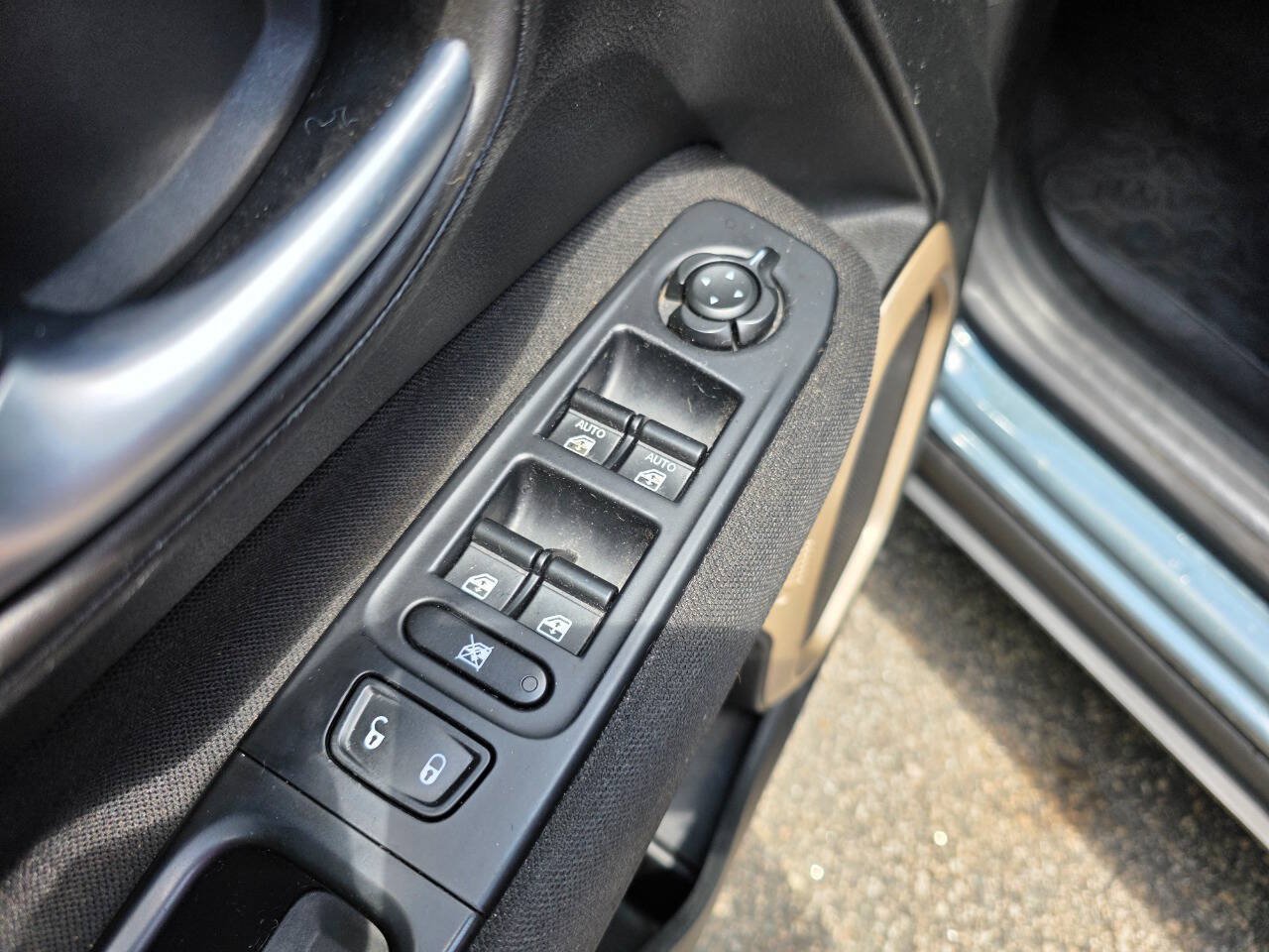 Used 2017 Jeep Renegade Latitude FWD image 10