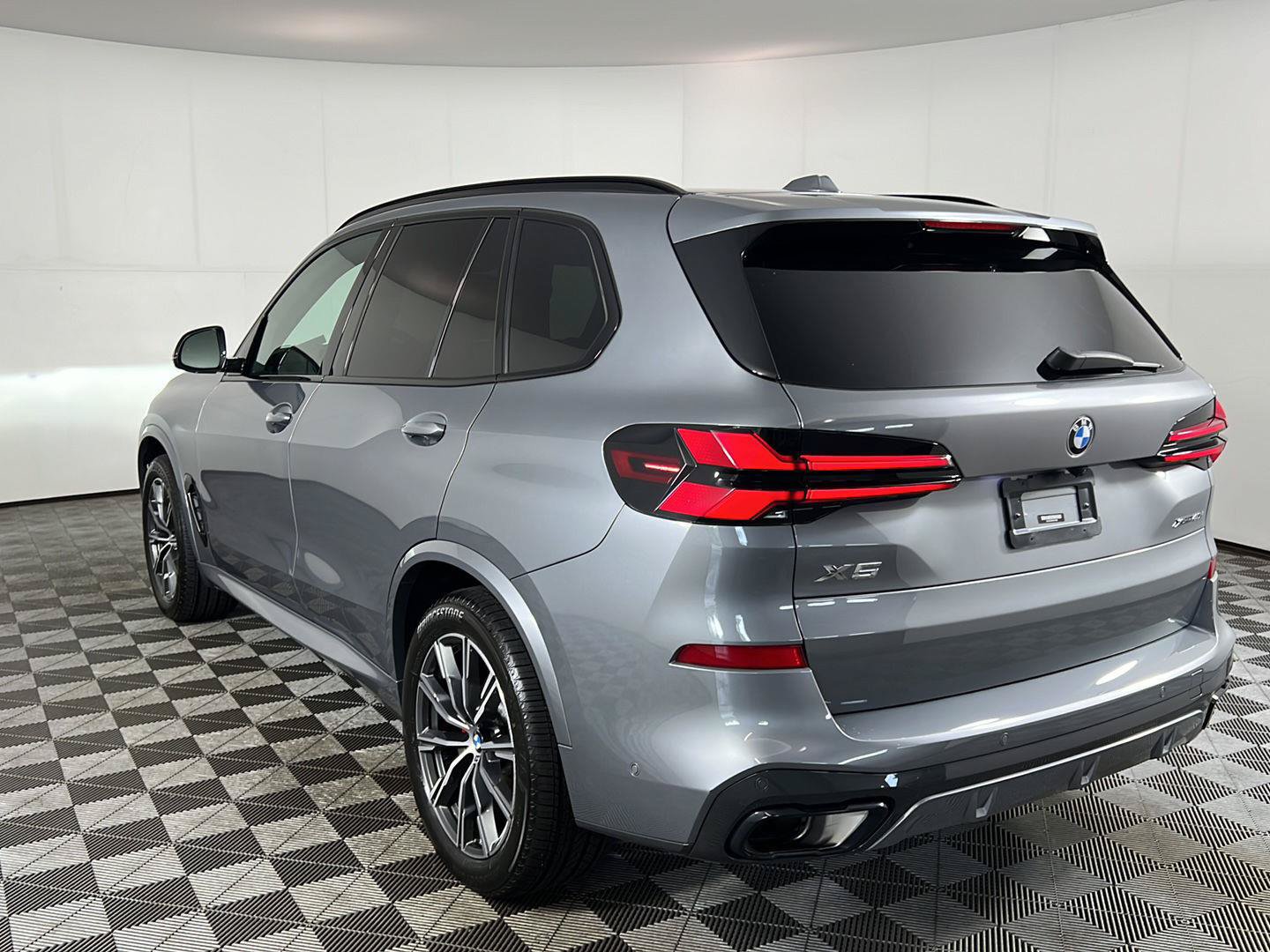 Certified 2024 BMW X5 xDrive40i w/ M Sport Package AWD/4WD image 9