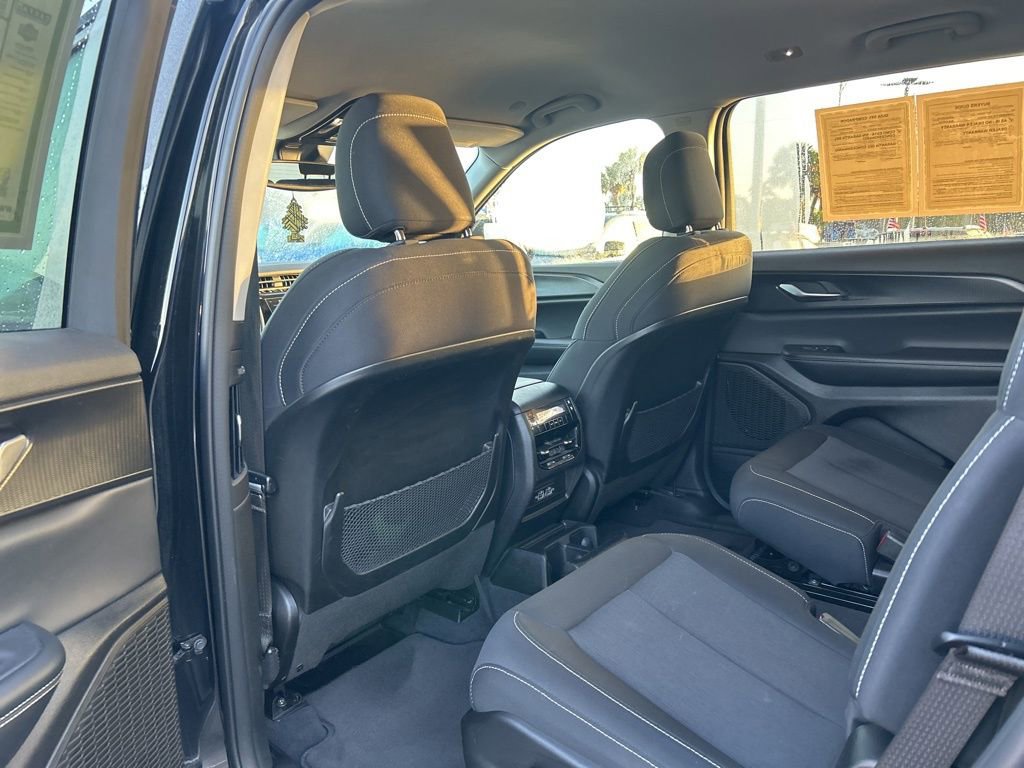 Used 2023 Jeep Grand Cherokee L Laredo image 33