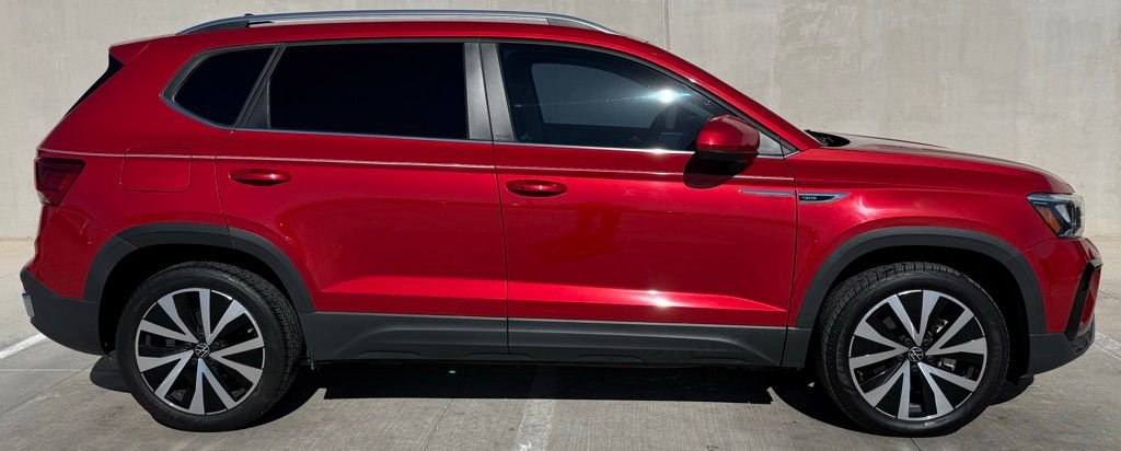 Certified 2022 Volkswagen Taos SE image 3