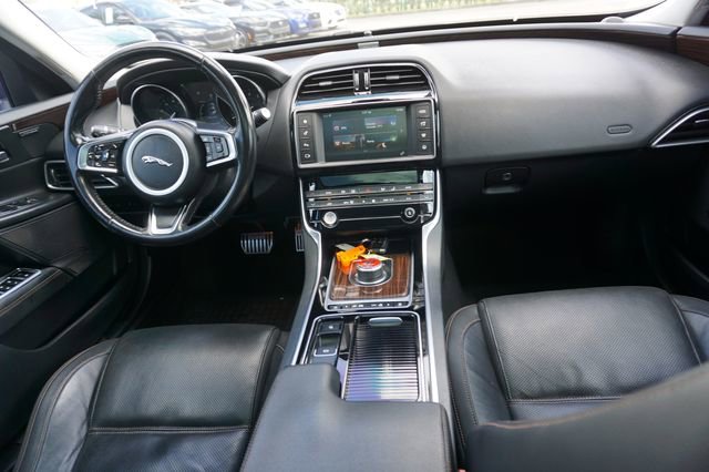 Used 2018 Jaguar XE Prestige image 5