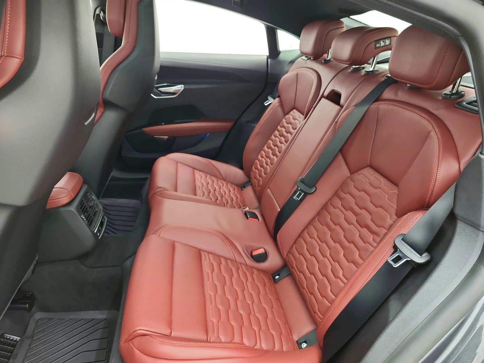 Used 2023 Audi e-tron GT Prestige image 15