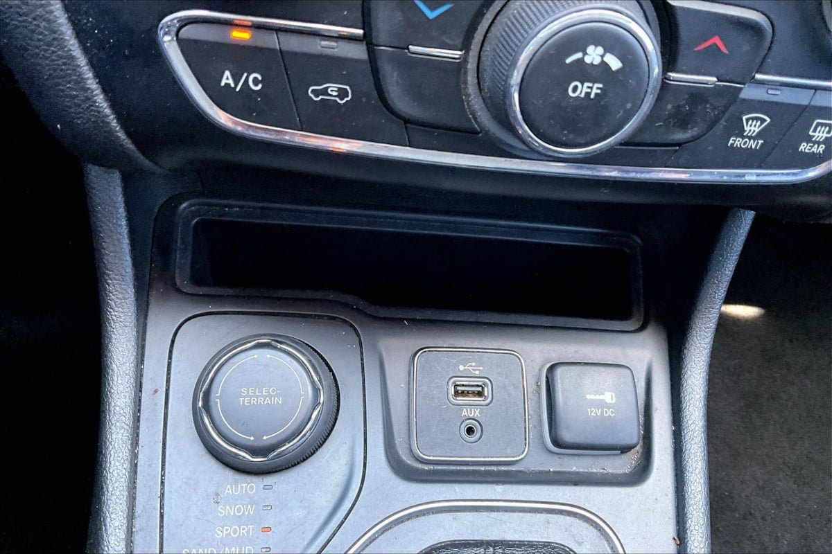 Used 2019 Jeep Cherokee Latitude w/ Popular Appearance Group AWD/4WD image 31