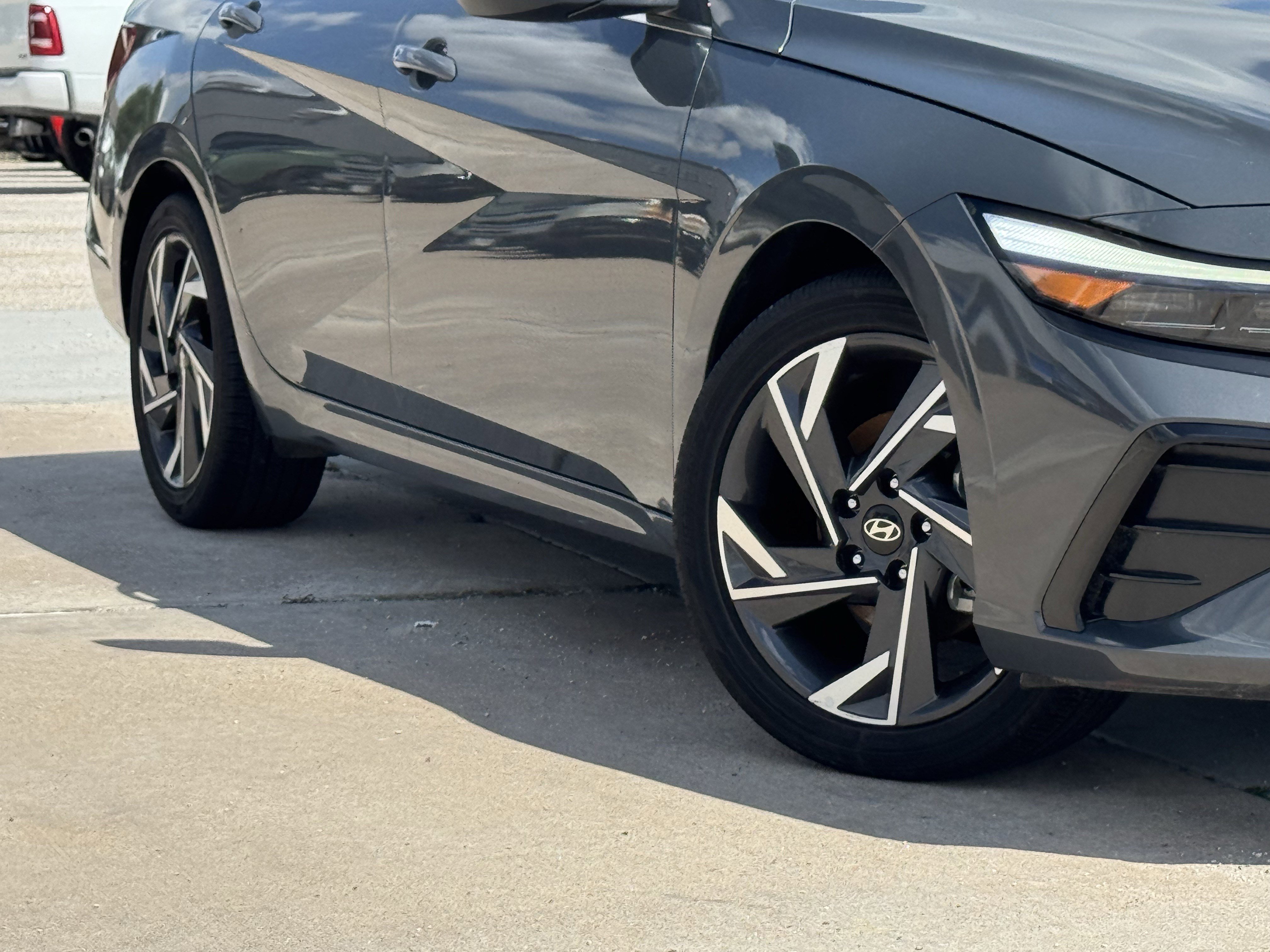 Used 2025 Hyundai Elantra SEL FWD image 13
