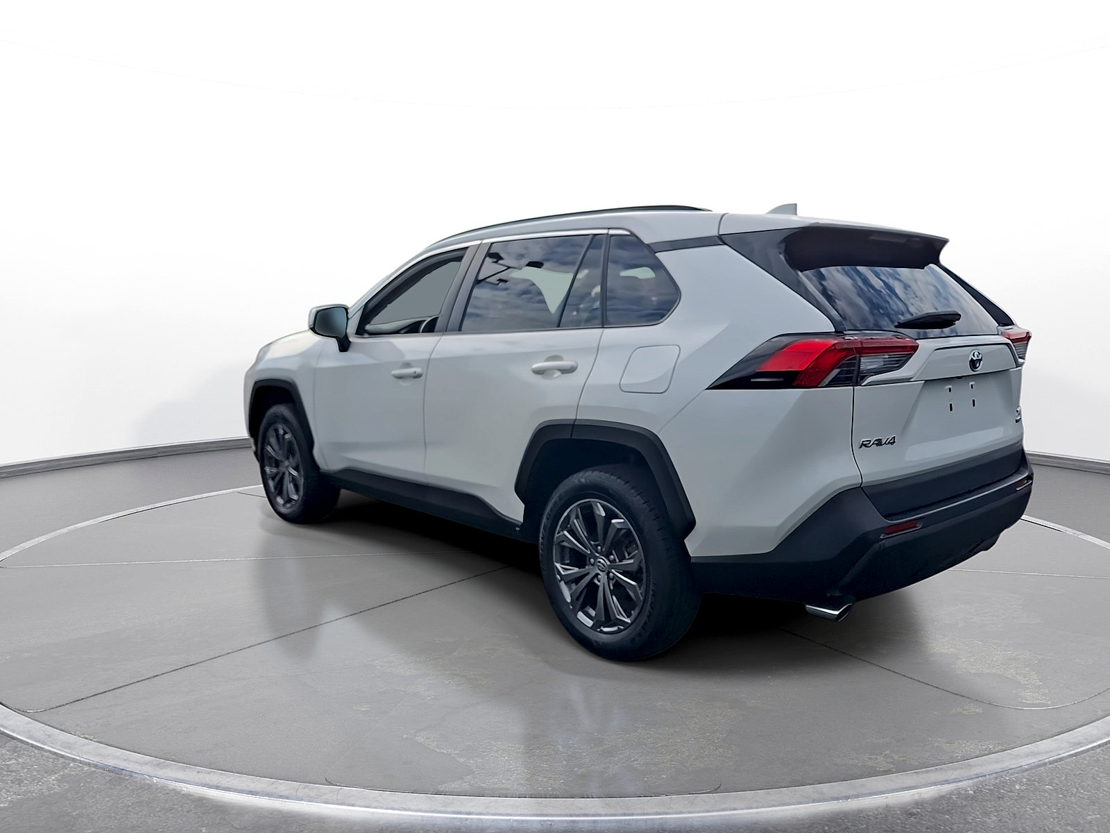 Used 2022 Toyota RAV4 XLE Premium AWD/4WD image 6