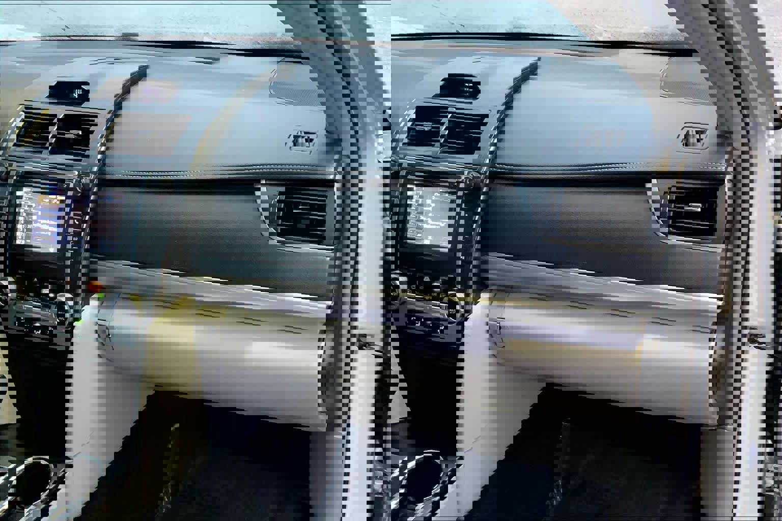 Used 2014 Toyota Camry L image 18