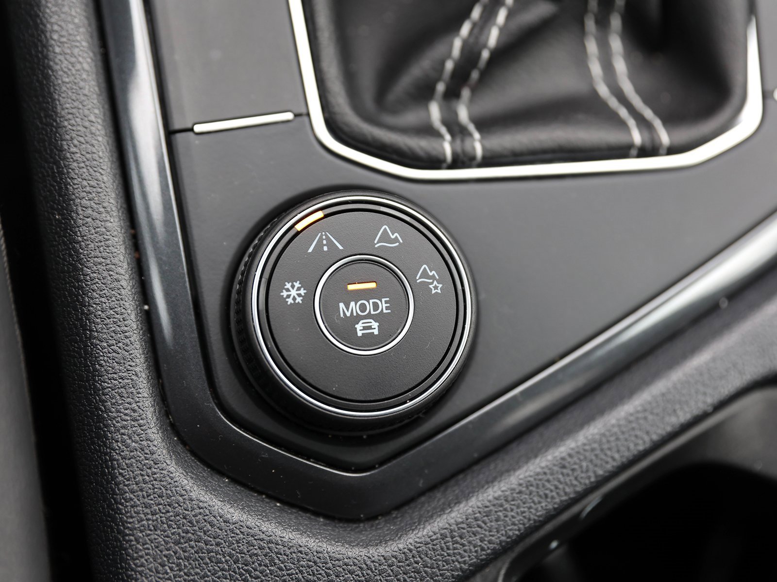 Used 2024 Volkswagen Tiguan SE R-Line image 32