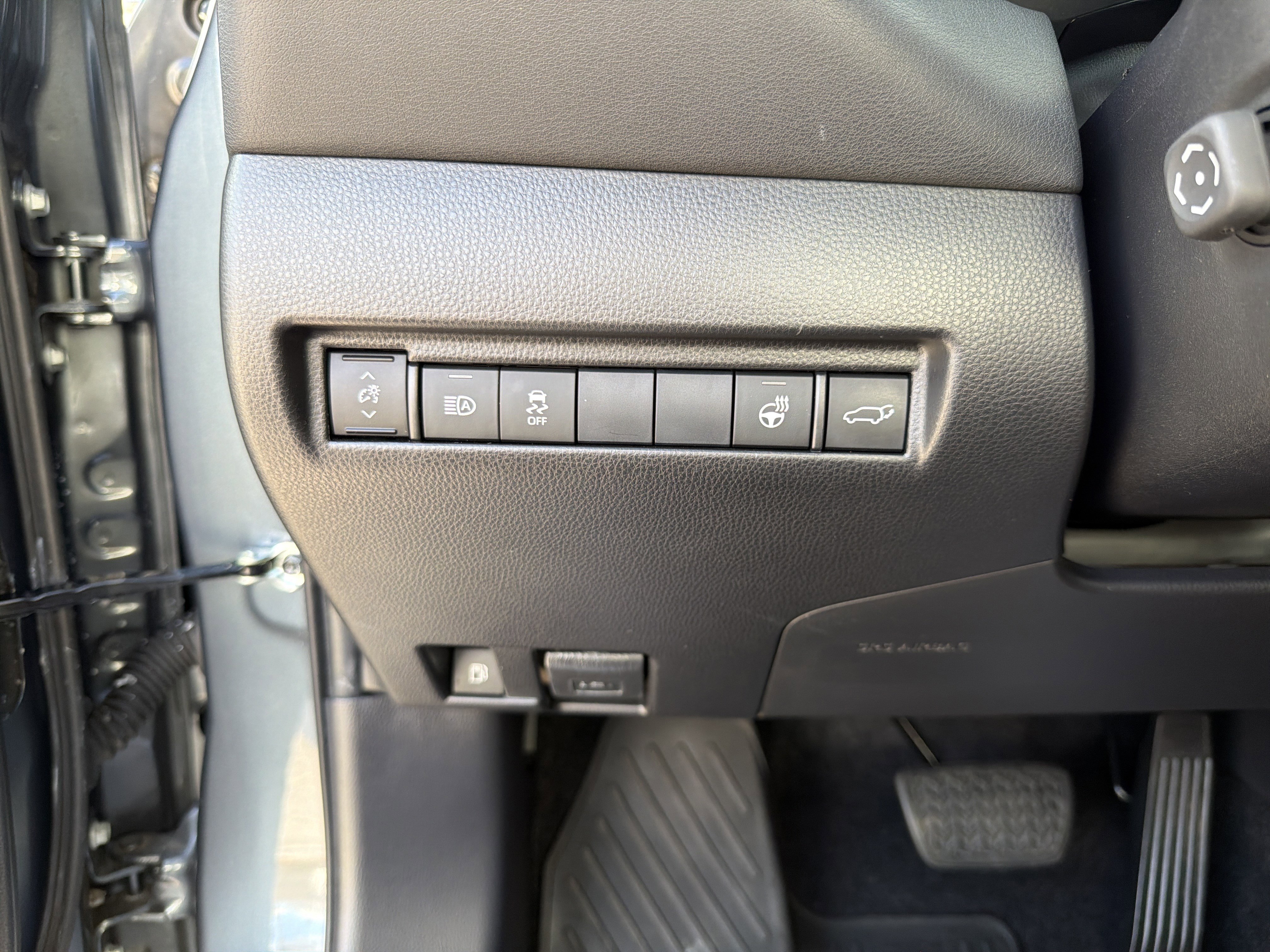 Certified 2021 Toyota Venza XLE w/ Softex Package image 13