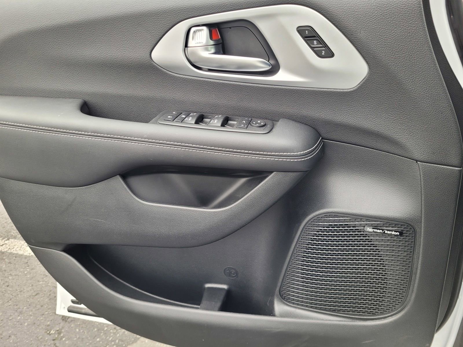 New 2026 Chrysler Pacifica Limited w/ Uconnect Theater Family Group image 16