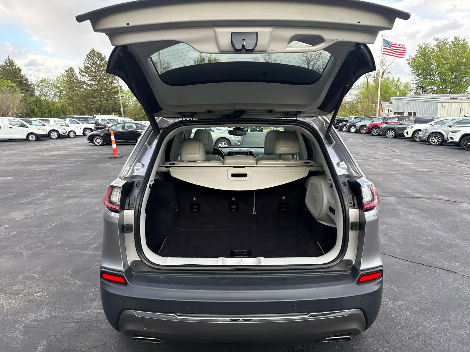 Used 2019 Jeep Cherokee Limited w/ Luxury Group AWD/4WD image 15