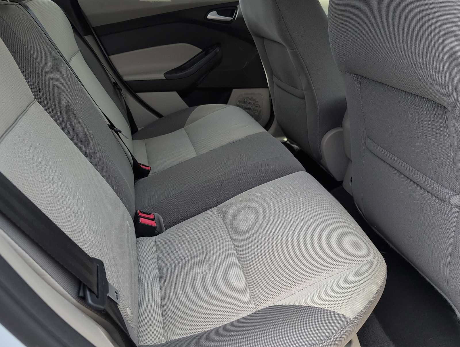 Used 2014 Ford Focus SE w/ SE Winter Package FWD image 19