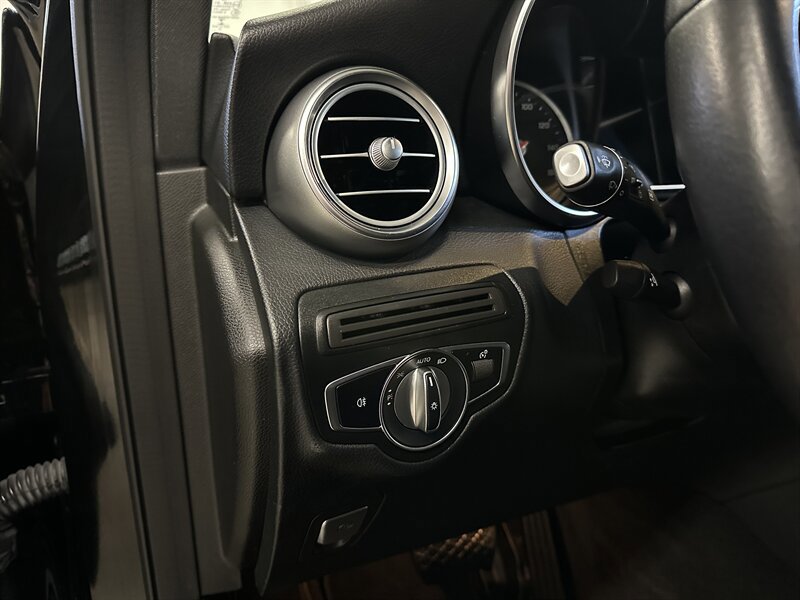 Used 2021 Mercedes-Benz GLC 300 4MATIC image 25