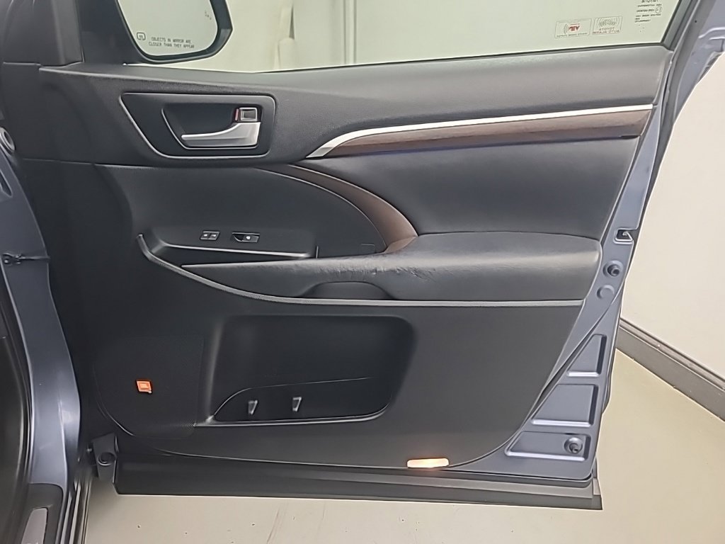 Used 2014 Toyota Highlander Limited FWD image 12