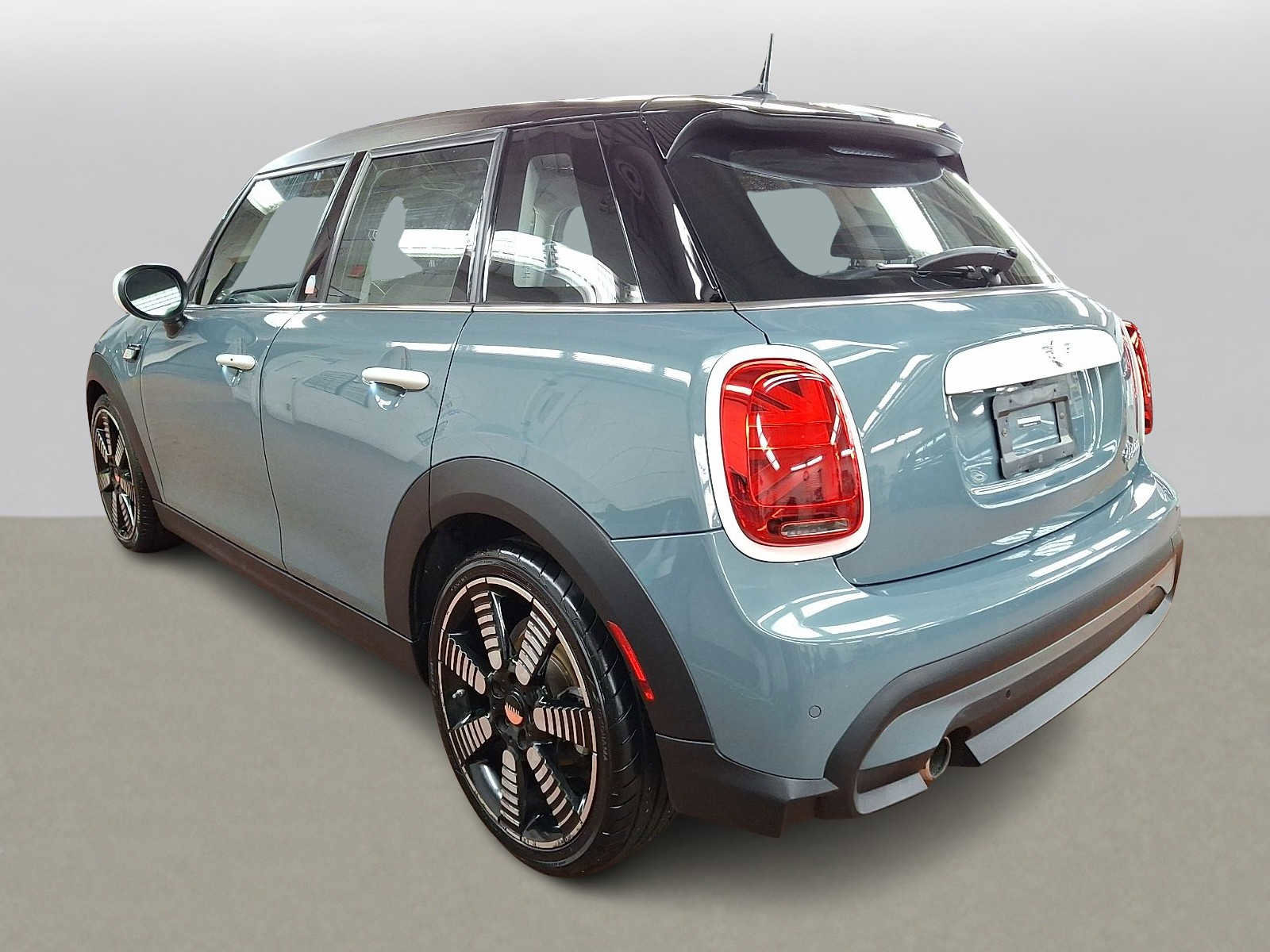 Used 2023 MINI Cooper 4-Door Hardtop w/ Multitone Edition image 5