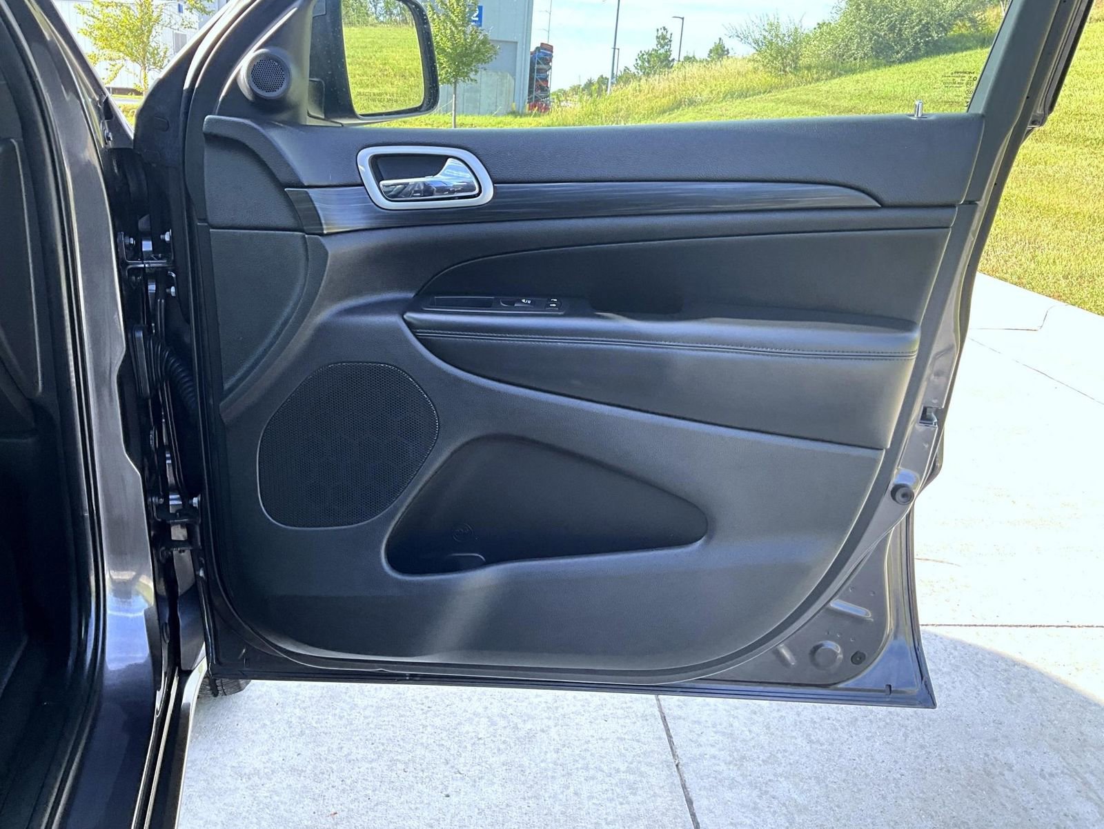 Used 2020 Jeep Grand Cherokee Altitude image 17