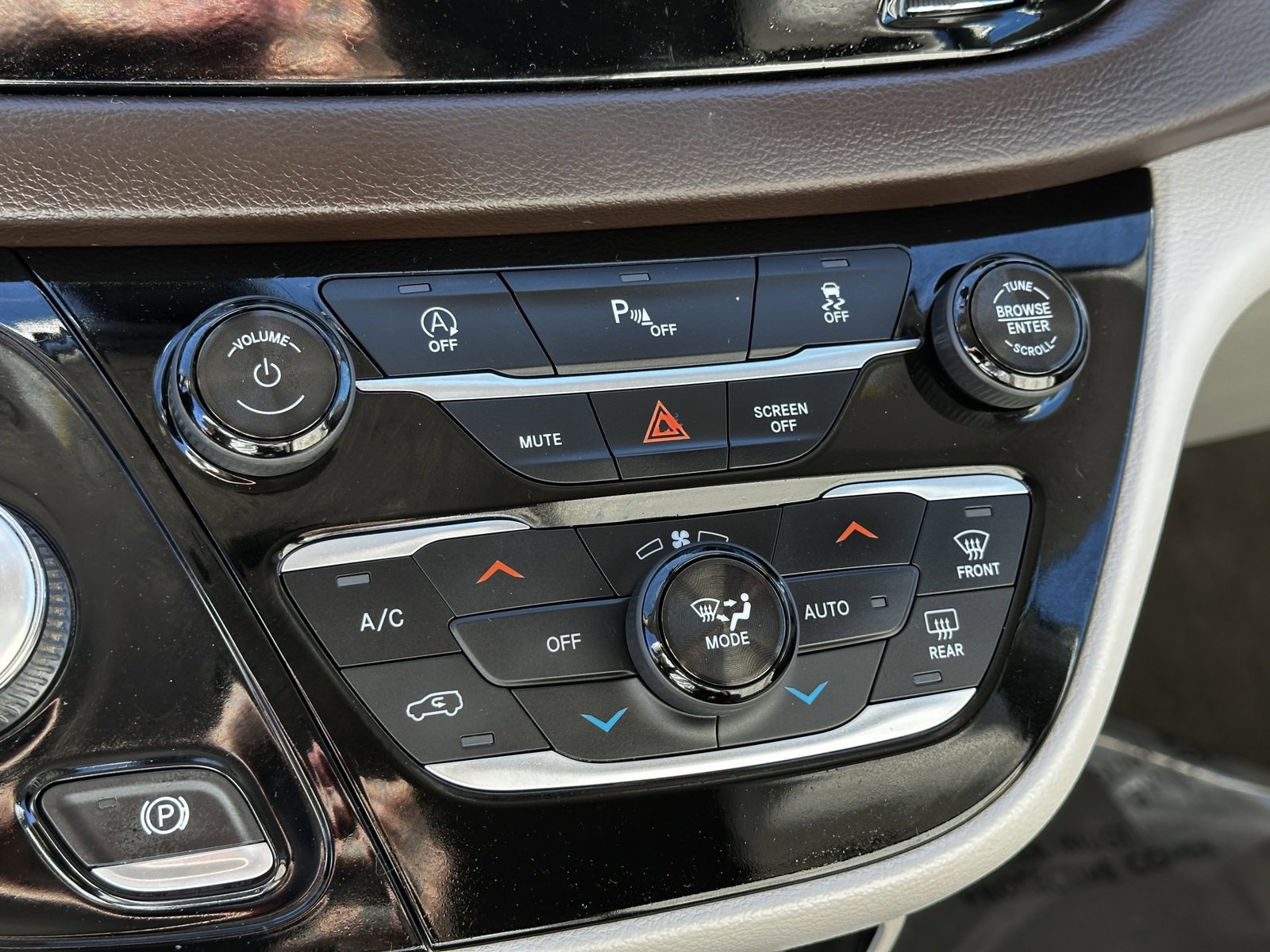 Used 2018 Chrysler Pacifica Touring-L image 31