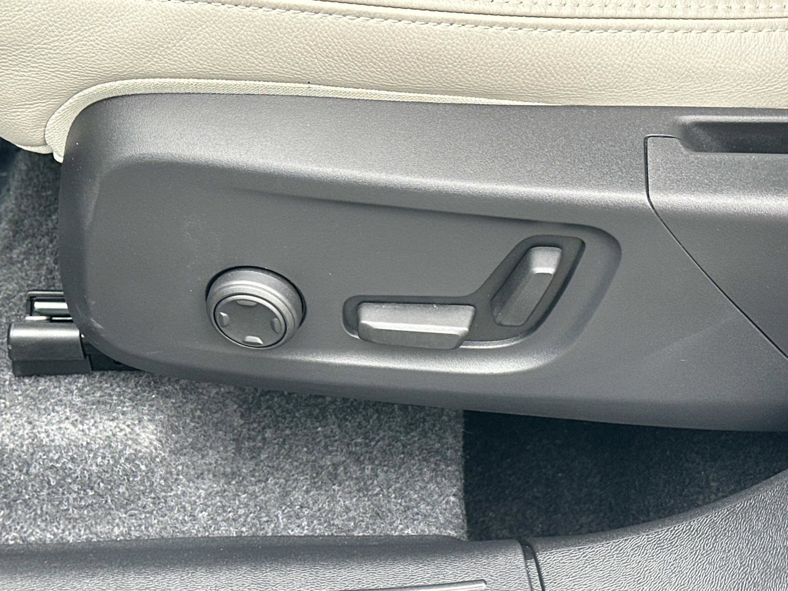 Certified 2026 Volvo XC40 B5 Plus w/ Protection Package Premier image 19