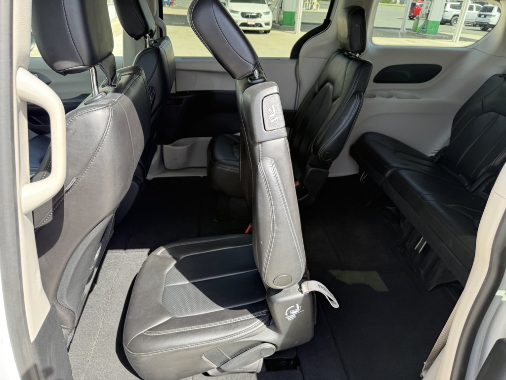 Used 2023 Chrysler Pacifica Touring-L FWD image 15