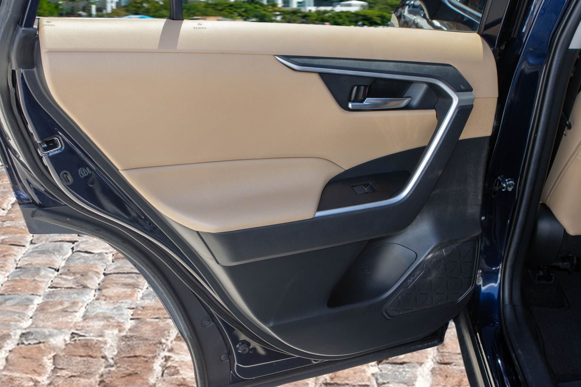 Used 2021 Toyota RAV4 XLE Premium image 12